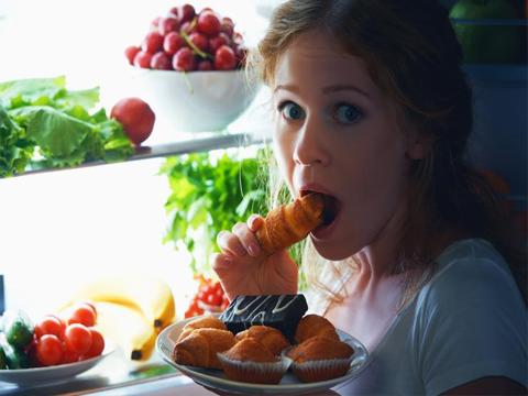 أعراض مزعجة لمتلازمة الأكل الليلي- دليلك للعلاج؟