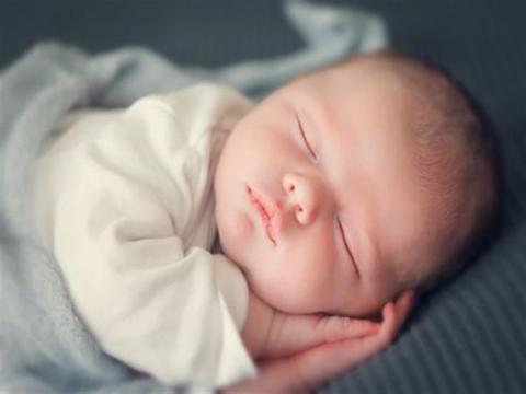 4 أسباب للنوم المتقطع عند الرضع