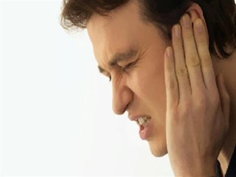 هل ارتفاع ضغط الدم يسبب انسداد الأذن؟