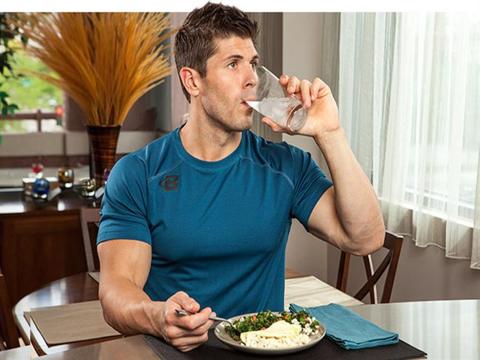 تضر بصحتك- 5 أطعمة لا يجب شرب الماء أثناء