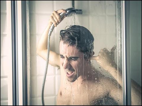 5 أسباب لعدم رغبة بعض المراهقين في الاستحمام
