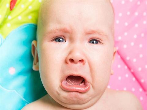 استشاري أطفال توضح أسباب بكاء الرضع وطرق