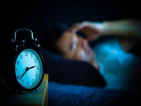 لماذا يعاني البعض من صعوبة النوم بالرغم من
