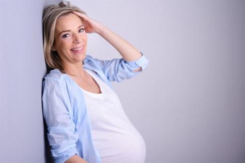 أسباب تغيرات البول أثناء الحمل.. متى يهدد الأم