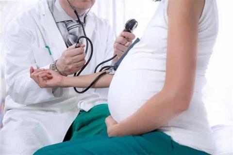 كيف يؤثر ارتفاع ضغط الدم أثناء الحمل على الأم