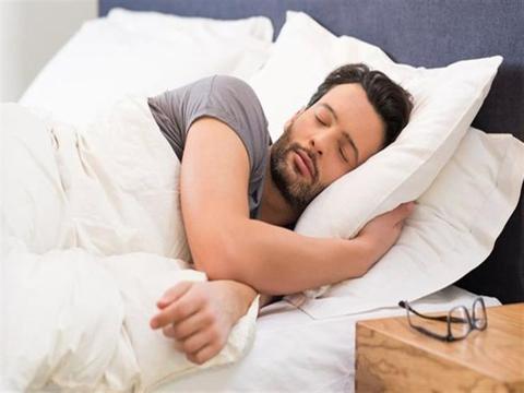 متى يصبح التحدث أثناء النوم مثيرًا للقلق؟