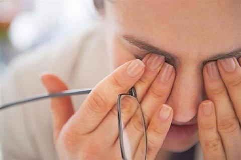 علاجات منزلية مختلفة للتخلص من جفاف العين