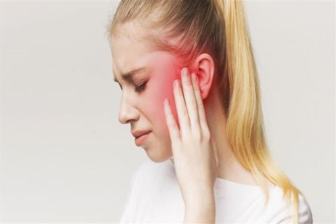 بماذا يشير ألم الأذن عند البلع؟.. احذر هذه