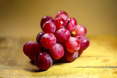 هل يؤثر العنب الأحمر على الكوليسترول؟