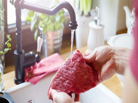 هل يجب غسل اللحوم قبل الطهي؟ خبير تغذية يجيب