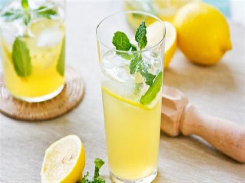 هل يخفض عصير الليمون اليوريك اسيد؟
