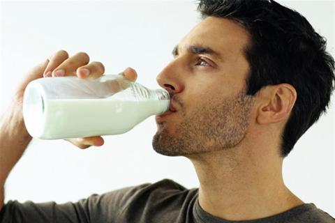 هل يخفف الحليب من حموضة المعدة أم يزيد حدتها؟