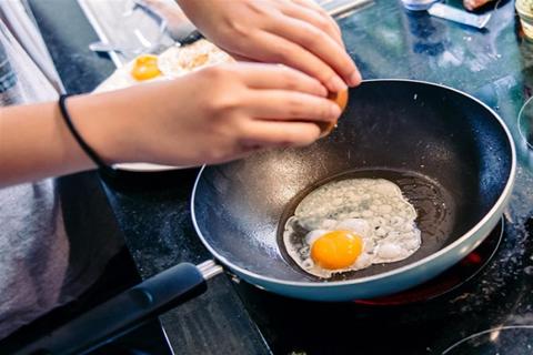 هل البيض المقلي يرفع الكوليسترول؟