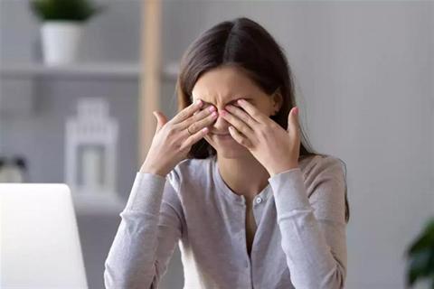 5 مشكلات صحية قد تسبب ألم خلف العين