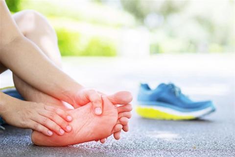 هل ارتفاع نسبة الكوليسترول في الجسم يسبب آلام القدم؟