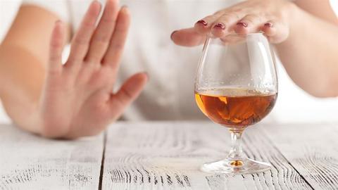 ماذا يحدث لجسمك عند التوقف عن تناول الكحول؟