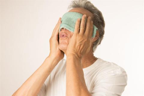 الكمادات الدافئة لعلاج جفاف العين- ما مدى