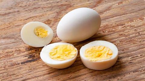 ماذا يحدث لجسمك عند تناول بيضة مسلوقة كل يوم؟