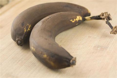 ماذا يحدث لجسمك عند تناول الموز بعد اسمرار