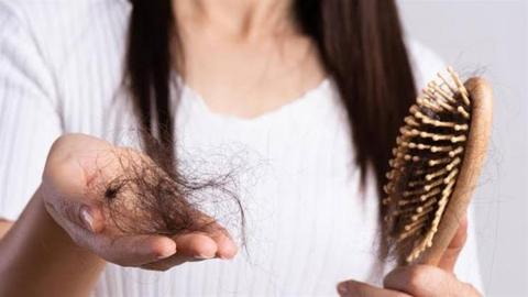 ما الفرق بين تساقط الشعر الطبيعي والمرضي؟