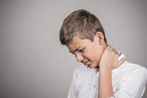 5 مشكلات صحية قد تسبب تصلب الرقبة عند الأطفال