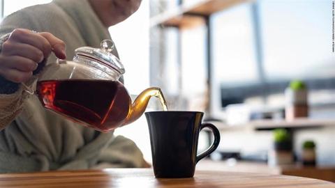هل يؤثر كوب الشاي على الكوليسترول في الدم؟