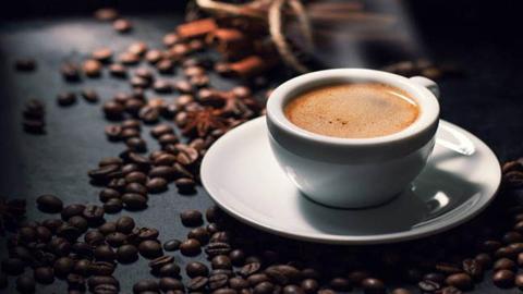 هل القهوة تسبب تحجر البراز؟