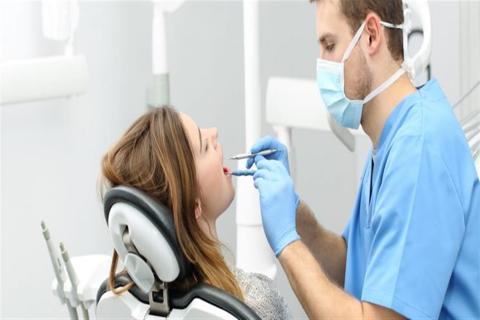 طرق علاج كسر الأسنان الأمامية.. إليك الإسعافات الأولية