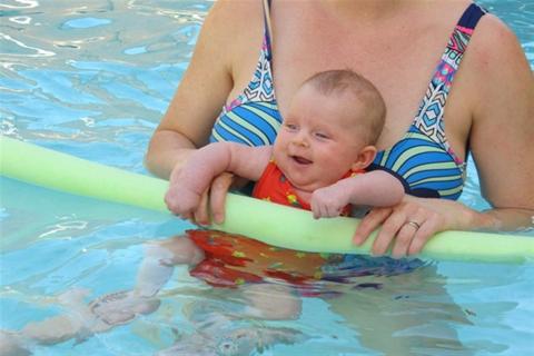 متى يُسمح بنزول الرضيع حمام السباحة؟- طبيب يجيب فيديو 