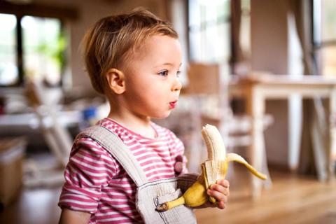 متى يأكل الطفل الرضيع الموز؟