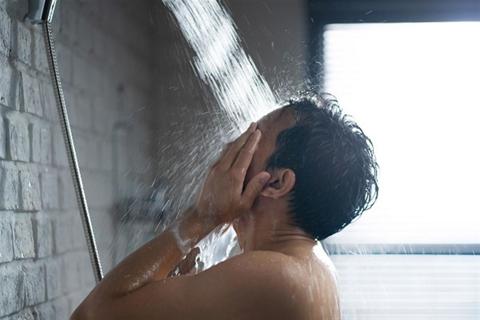 بماذا يشير الإغماء أثناء الاستحمام؟.. هكذا تحمي