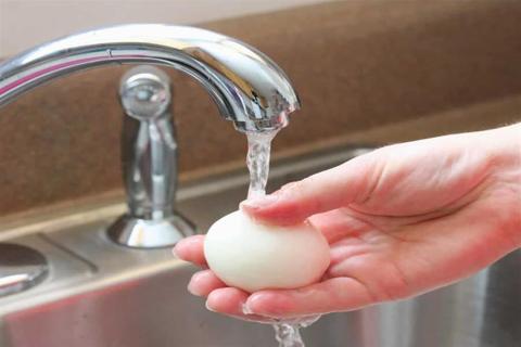 مخاطر غسل البيض قبل الطهي- كيف يؤثر على صحتك؟