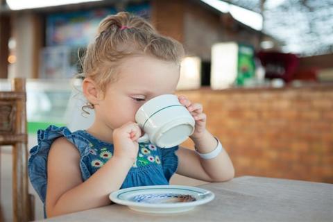 الشاي والقهوة للأطفال- في أي عمر يسمح بتناولهما؟