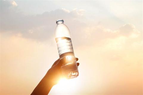 تهدد صحتك- 4 أخطاء تجنبها عند شرب الماء في الصيف