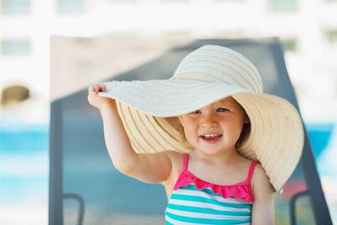 ما مخاطر خروج الأطفال في الشمس خلال وقت الذروة؟