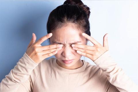 أسباب ظهور أكياس مائية في العين وطرق علاجها