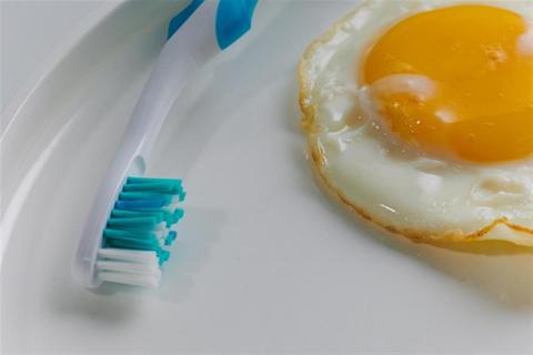 قبل أم بعد وجبة الإفطار- متى تغسل أسنانك صباحًا؟