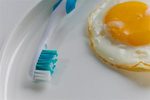 متى تغسل أسنانك صباحًا؟