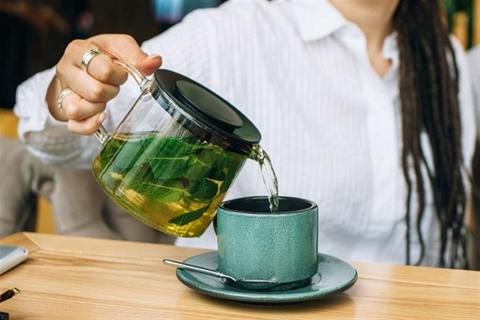 ماذا يحدث للجسم عند تناول الشاي الأخضر بدون سكر؟
