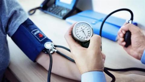 لماذا يعاني البعض من ارتفاع ضغط الدم بعد تناول