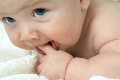 أسباب اللثة البيضاء عند الرضع- إليكِ طرق العلاج