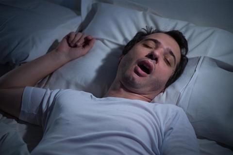 طبيب يحذر من هذه العادة أثناء النوم: تهدد