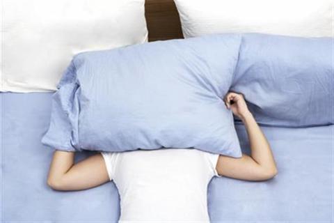 استشاري يكشف عن تأثير تغطية الوجه أثناء النوم