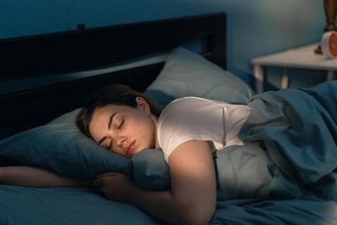 ماذا يحدث لجسمك عند النوم على جانبك الأيسر؟