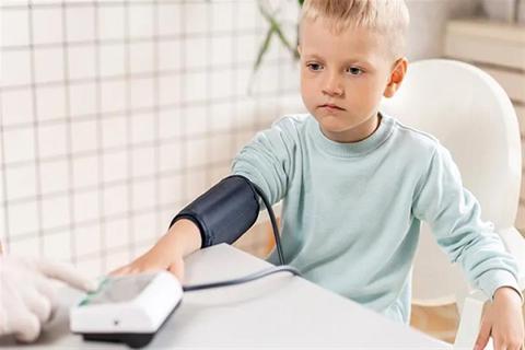 طبيب يحذر: ارتفاع الضغط يهدد طفلِك بمضاعفات خطرة