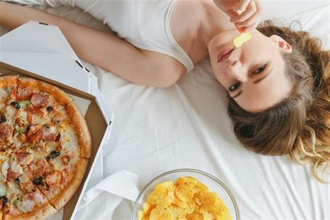 ماذا يحدث للمرأة عند الأكل قبل العلاقة الحميمة؟