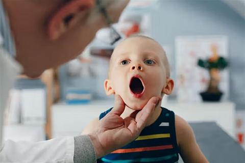 علاج التهاب اللوزتين- إهماله قد يعرض طفلِك لهذه