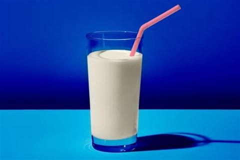 هل شرب الحليب قبل النوم يزيد الوزن؟