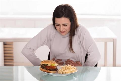 تسبب ألم البطن- 8 عادات خاطئة تجنبها بعد الأكل