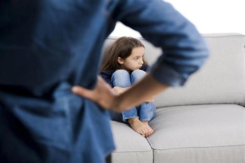 الحرمان العاطفي يهدد نفسية طفلِك- 9 علامات تكشف